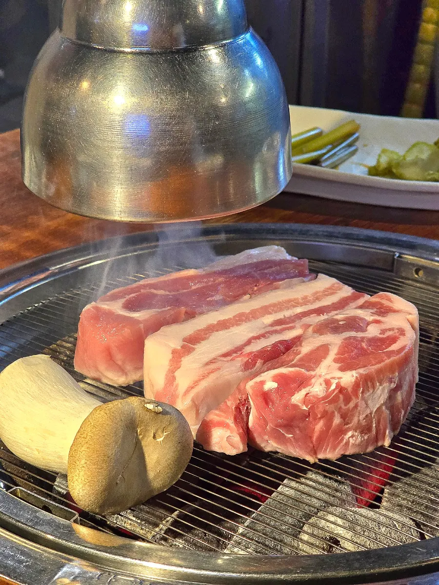 Yuk Tongryeong menu showing black pork cut options