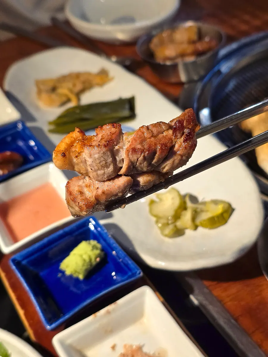 Thickly grilled black pork neck (mokssal)
