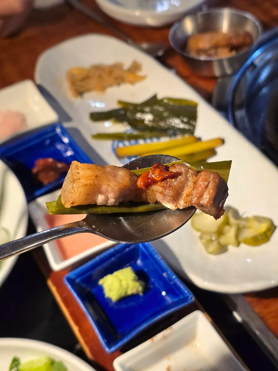 Yukgyeopsal eaten together with side dishes