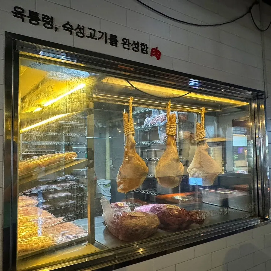 High-ceilinged interior space at Yuk Tongnyeong Gyodae Branch