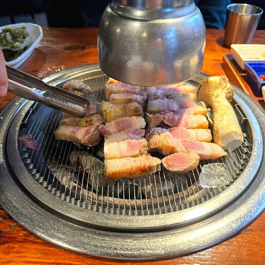 Ogyeopsal cooking over charcoal at Yuk Tongnyeong Gyodae Branch