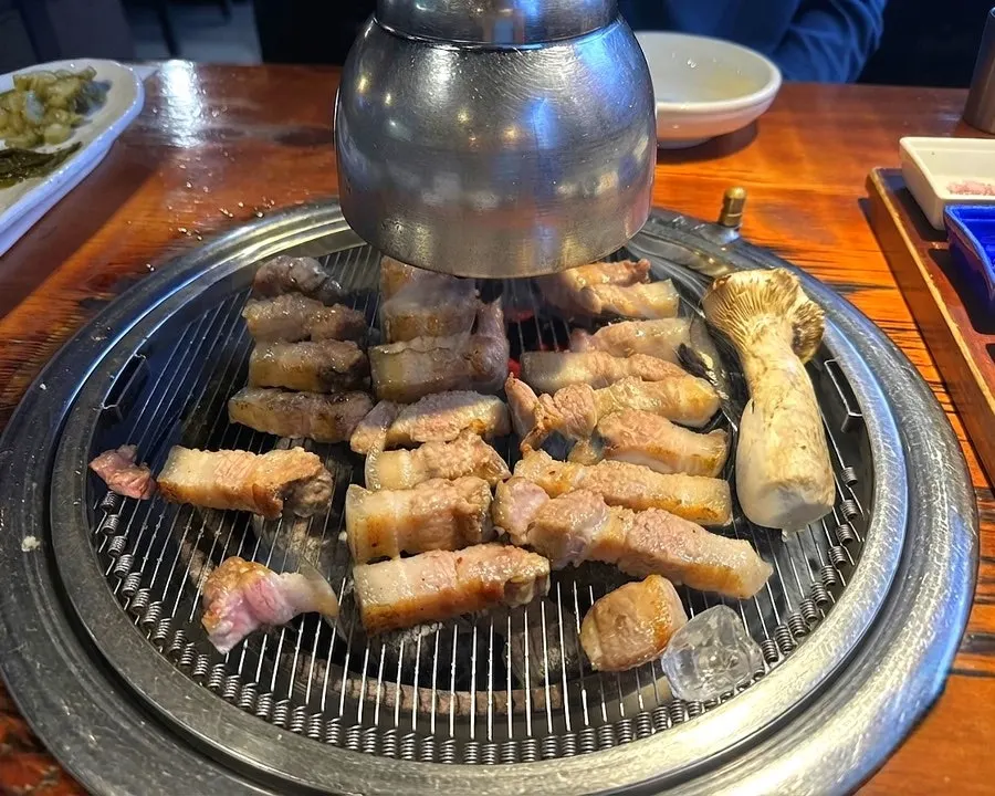 Charcoal-grilling process for ogyeopsal at Yuk Tongnyeong Gyodae Branch