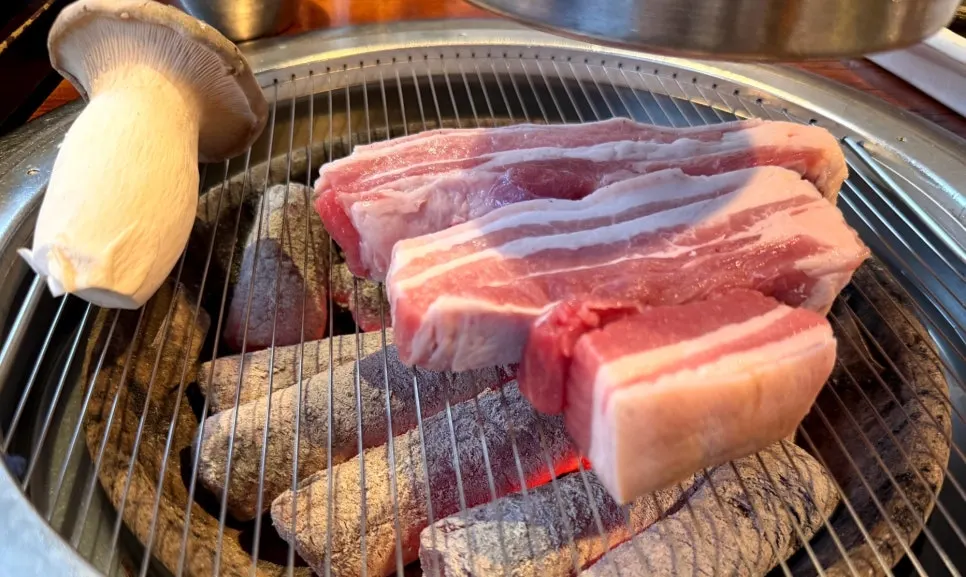 두툼한 흑돼지 육겹살 2인분 생고기