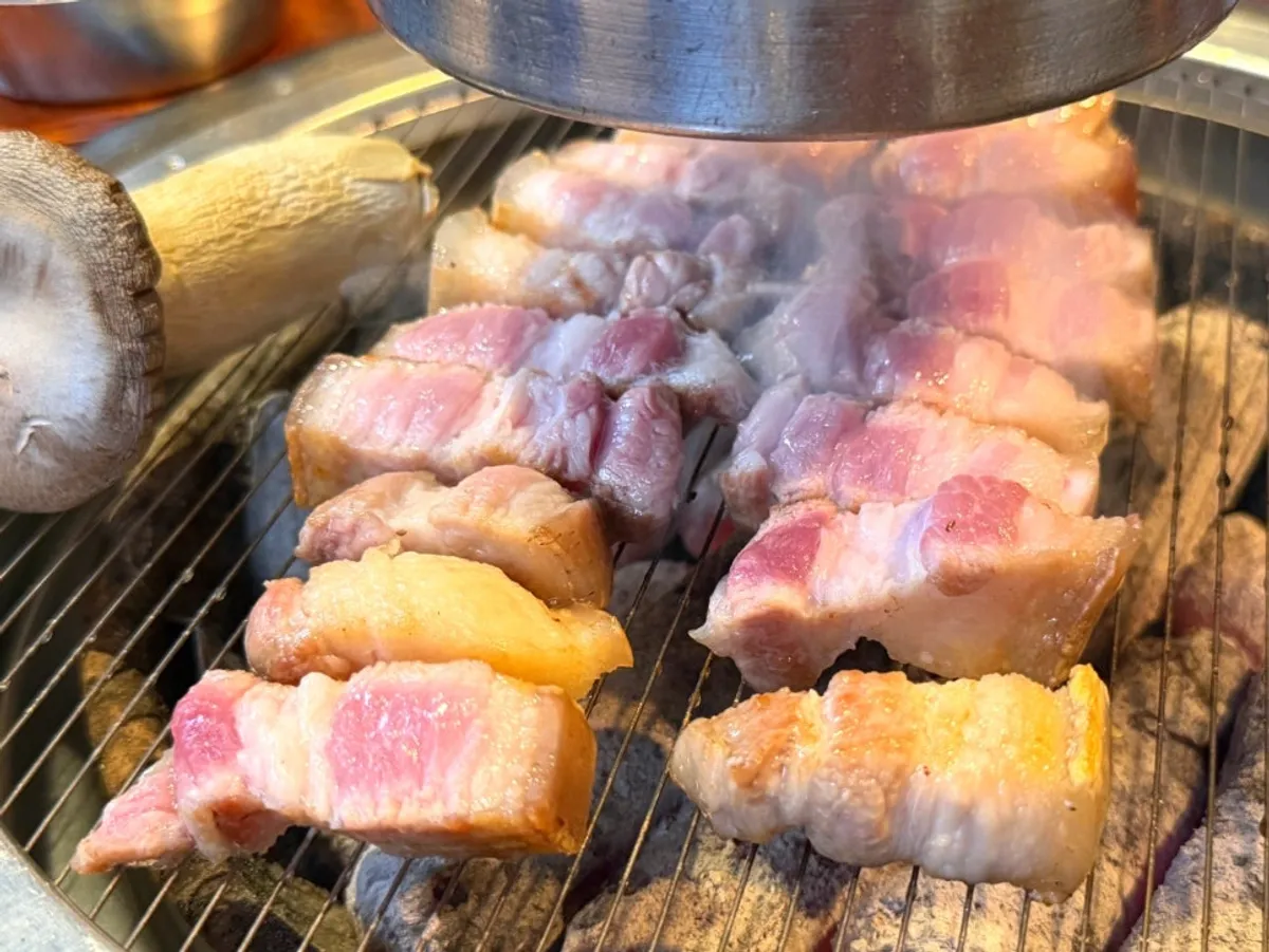숯불에 구워지는 육겹살