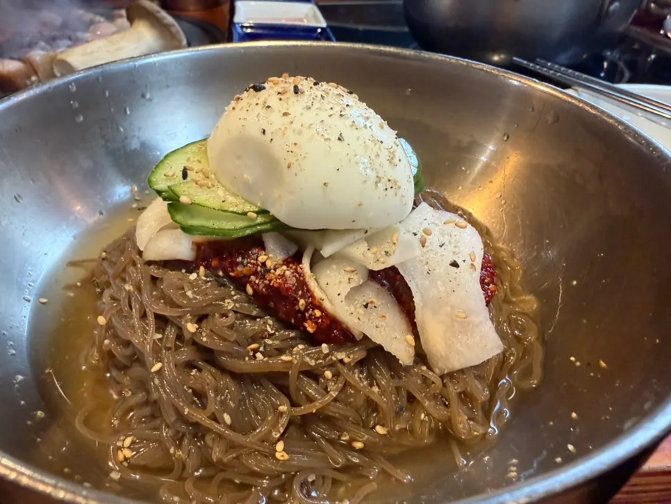 식사 메뉴로 주문한 비빔냉면