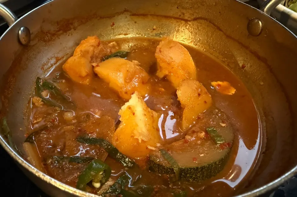 토속된장으로 끓인 토장찌개 국물