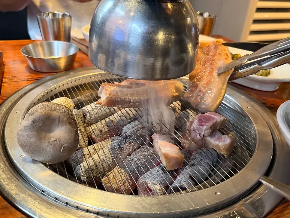 육겹살과 식사 메뉴가 함께 놓인 상차림