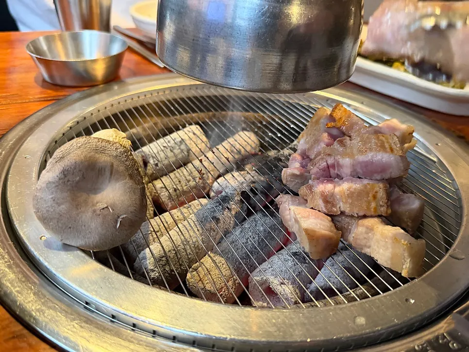 네 명이 먹은 고기와 반찬 테이블