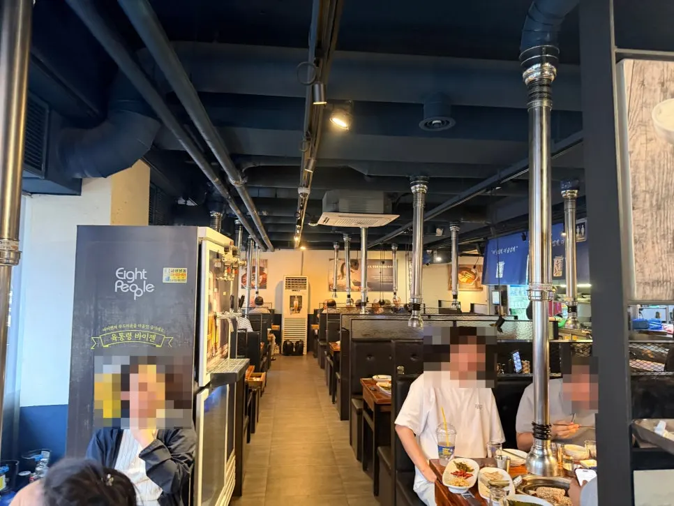 깔끔하게 정돈된 육통령 교대직영점 좌석