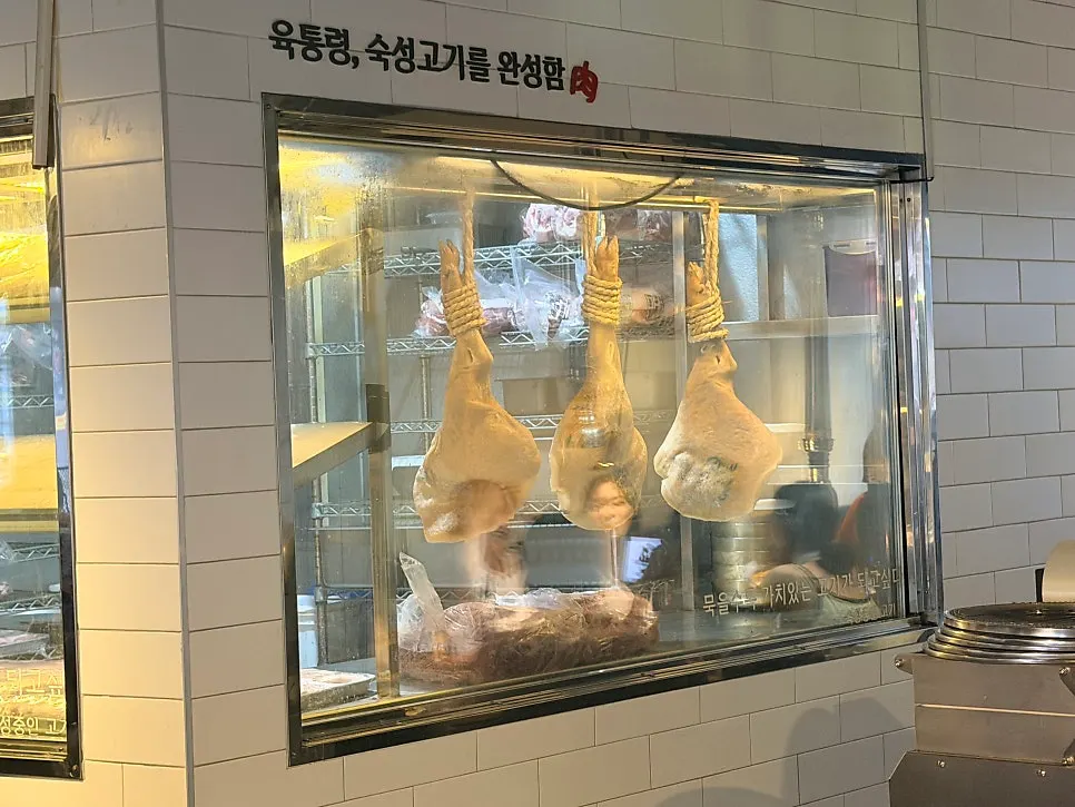 갓 지은 밥을 준비하는 매장 한쪽 모습