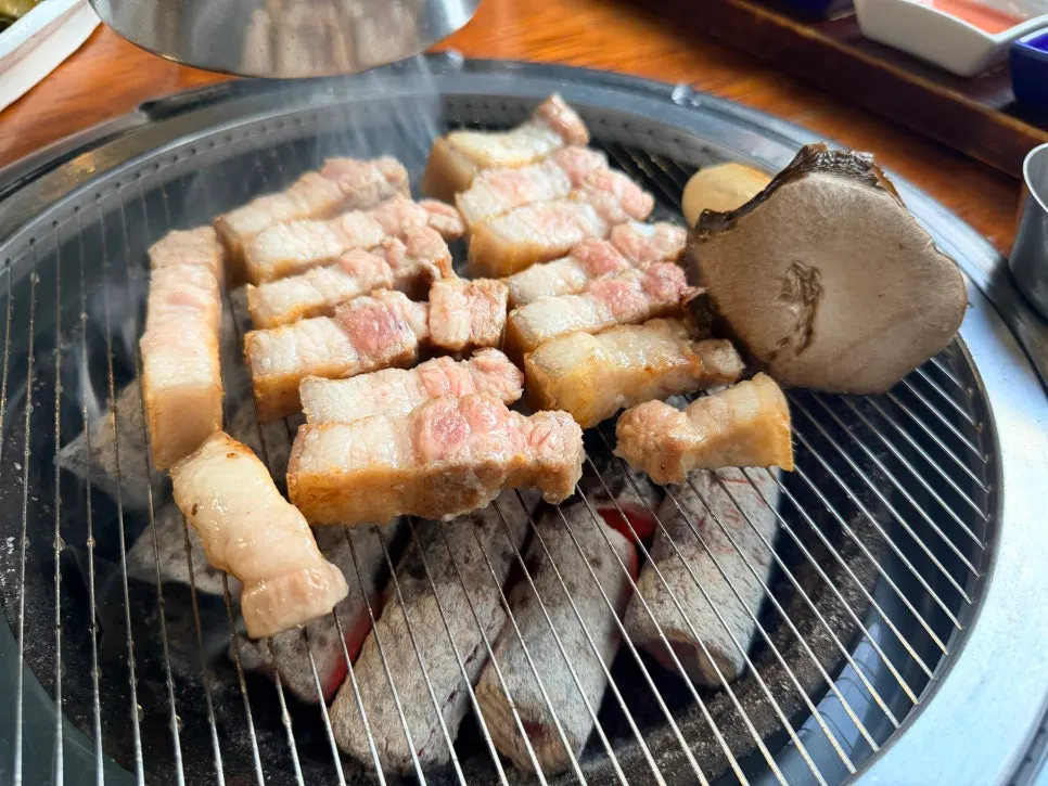 노릇하게 구워진 흑돼지 육겹살 단면
