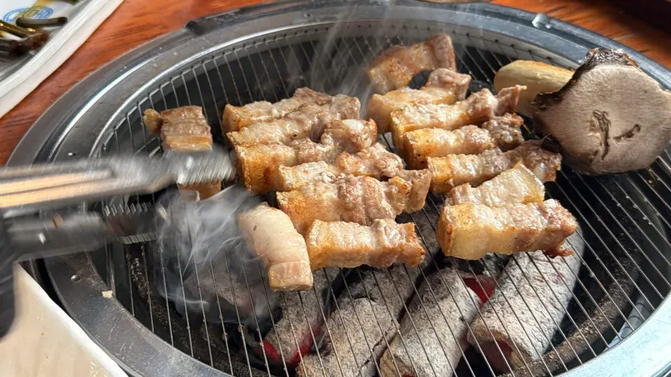 껍질까지 붙은 육겹살 구이 클로즈업