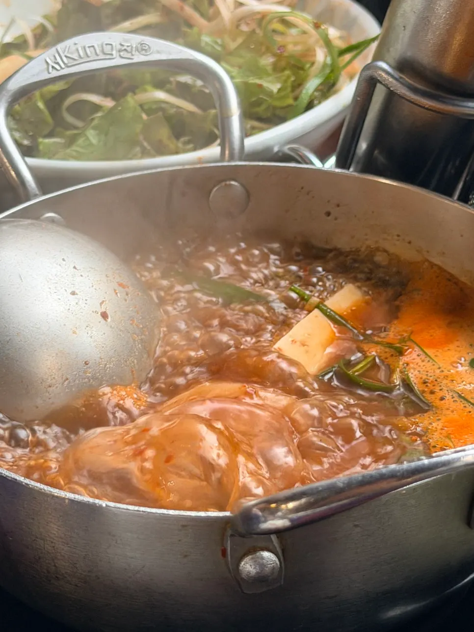 구수한 국물이 보이는 토속된장찌개