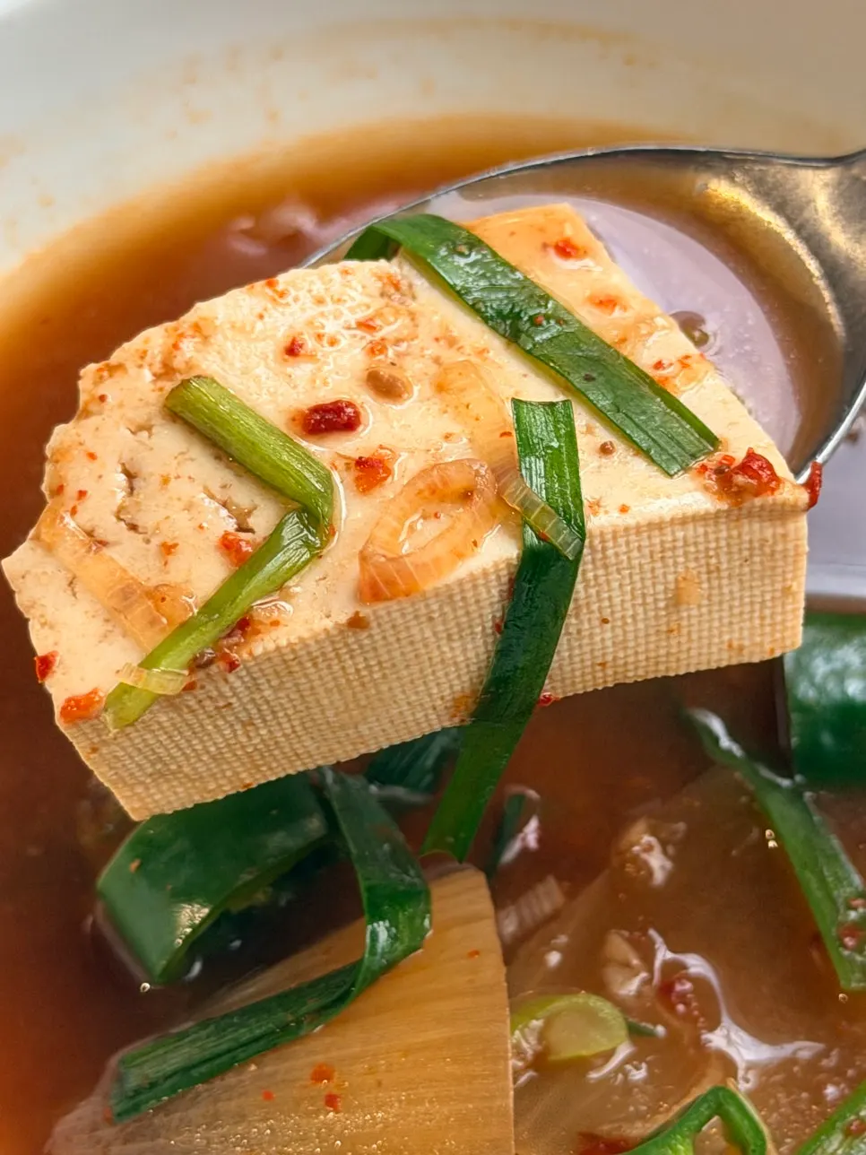 된장찌개와 밥, 고기를 함께 놓은 식사
