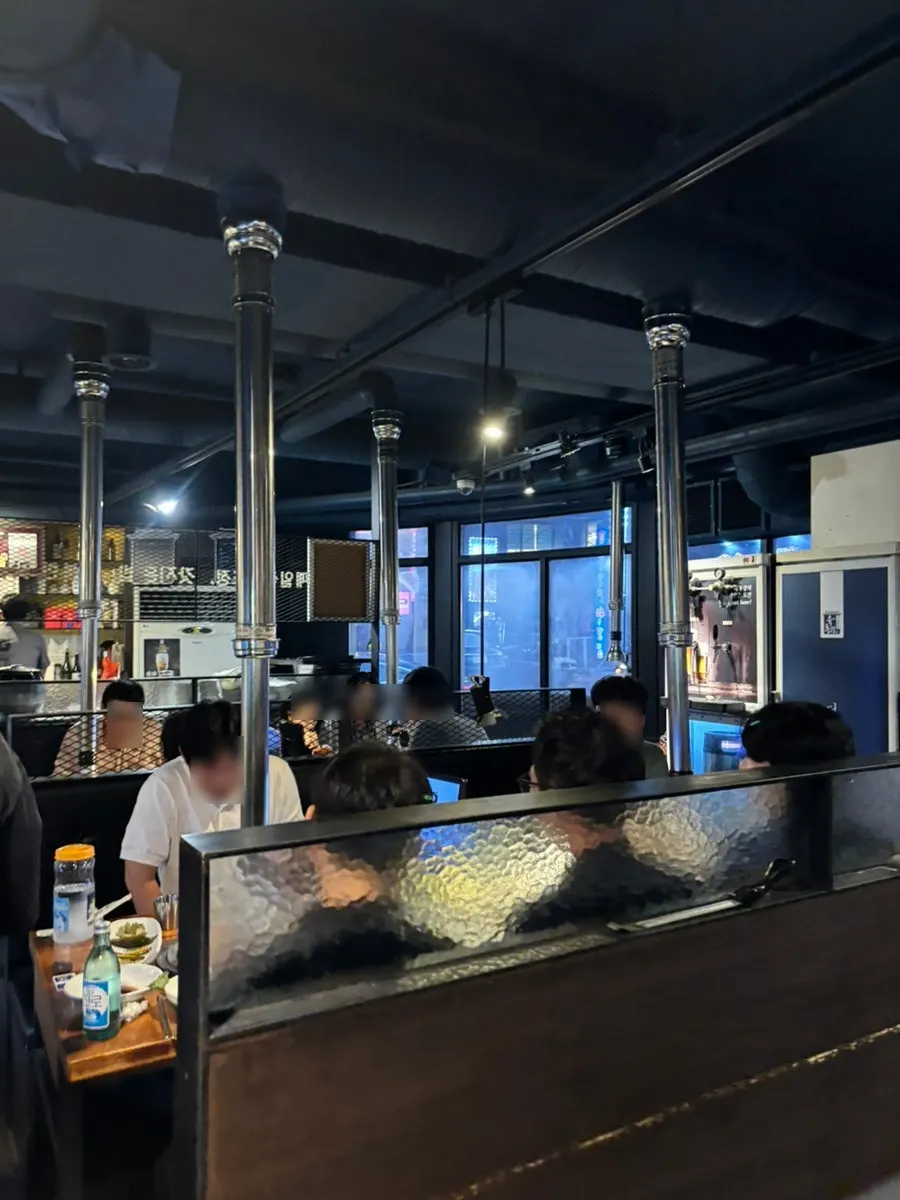 가림막이 있는 육통령 교대직영점 내부 테이블