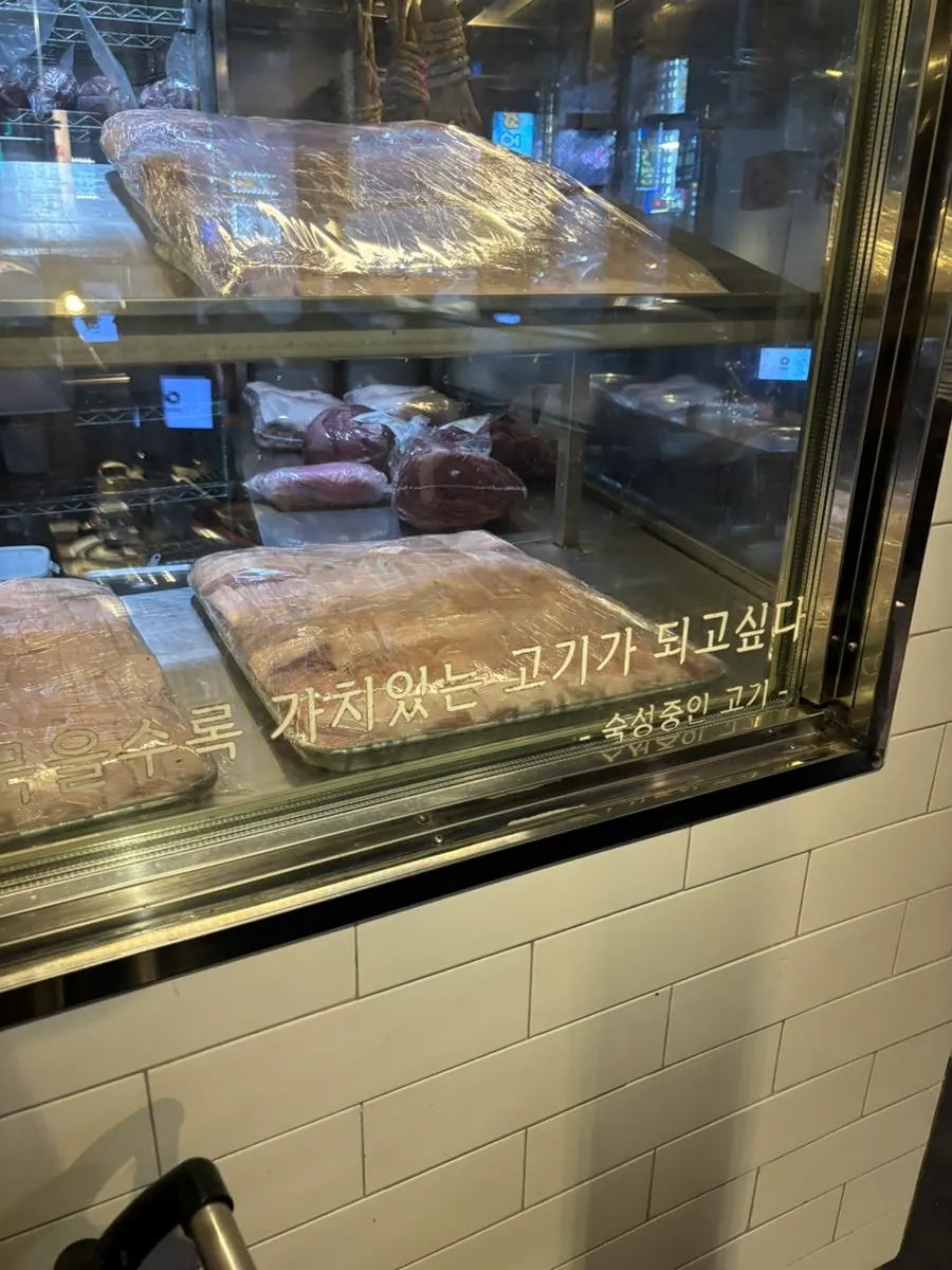 자리로 들어가는 통로와 좌석