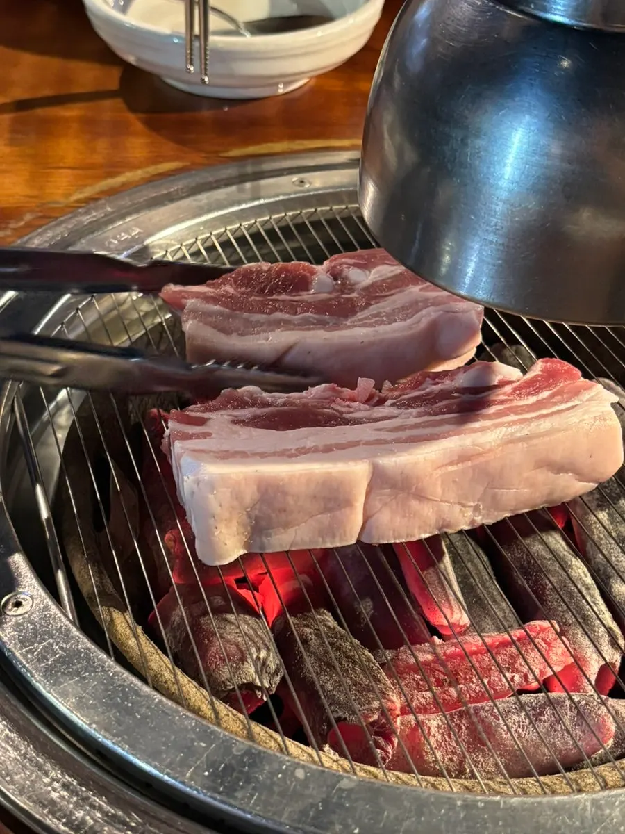 두툼하게 나온 흑돼지 명품육겹살 생고기