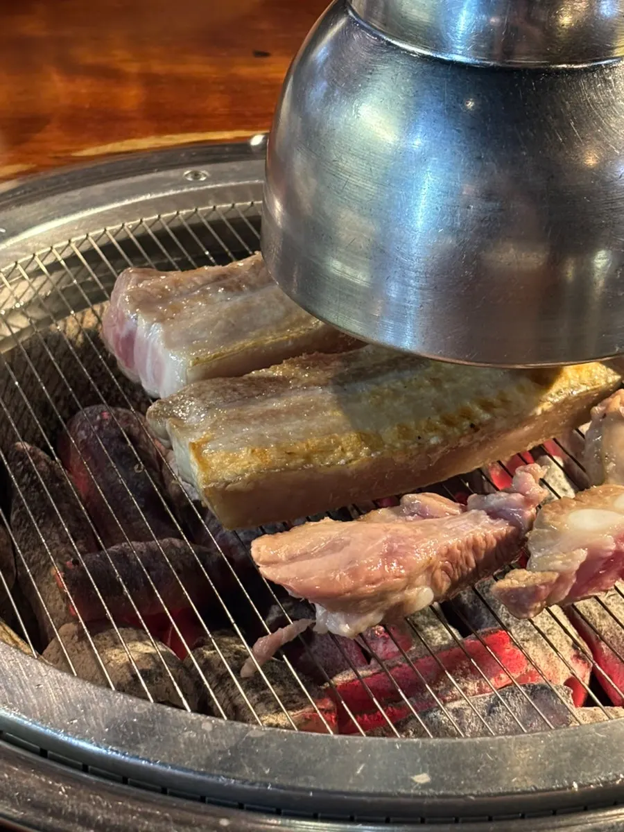 두께가 두드러지는 육겹살 접시