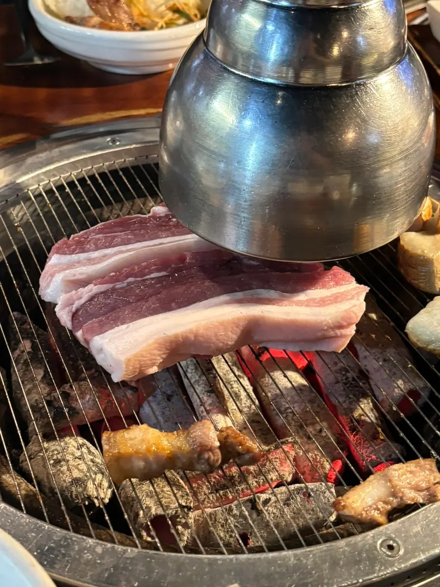 인덕션 위에서 끓는 된장찌개와 공기밥