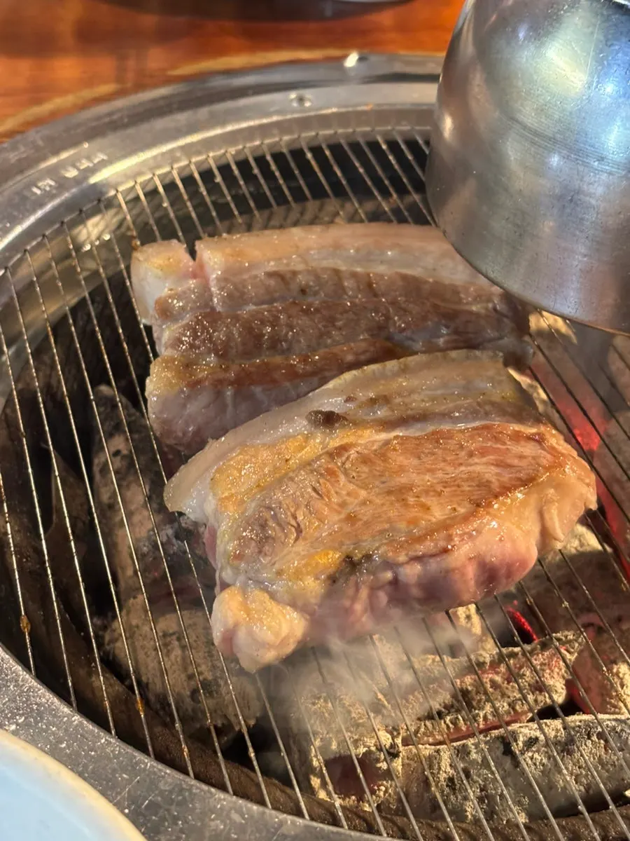 된장찌개와 밥을 함께 놓은 상차림