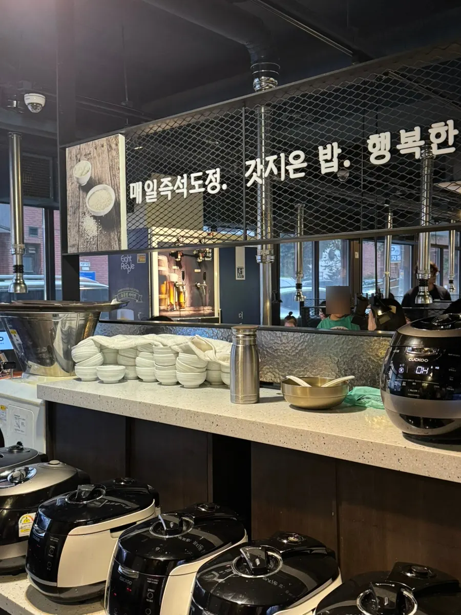 ユクトンリョン教大直営店に並ぶ炊飯器