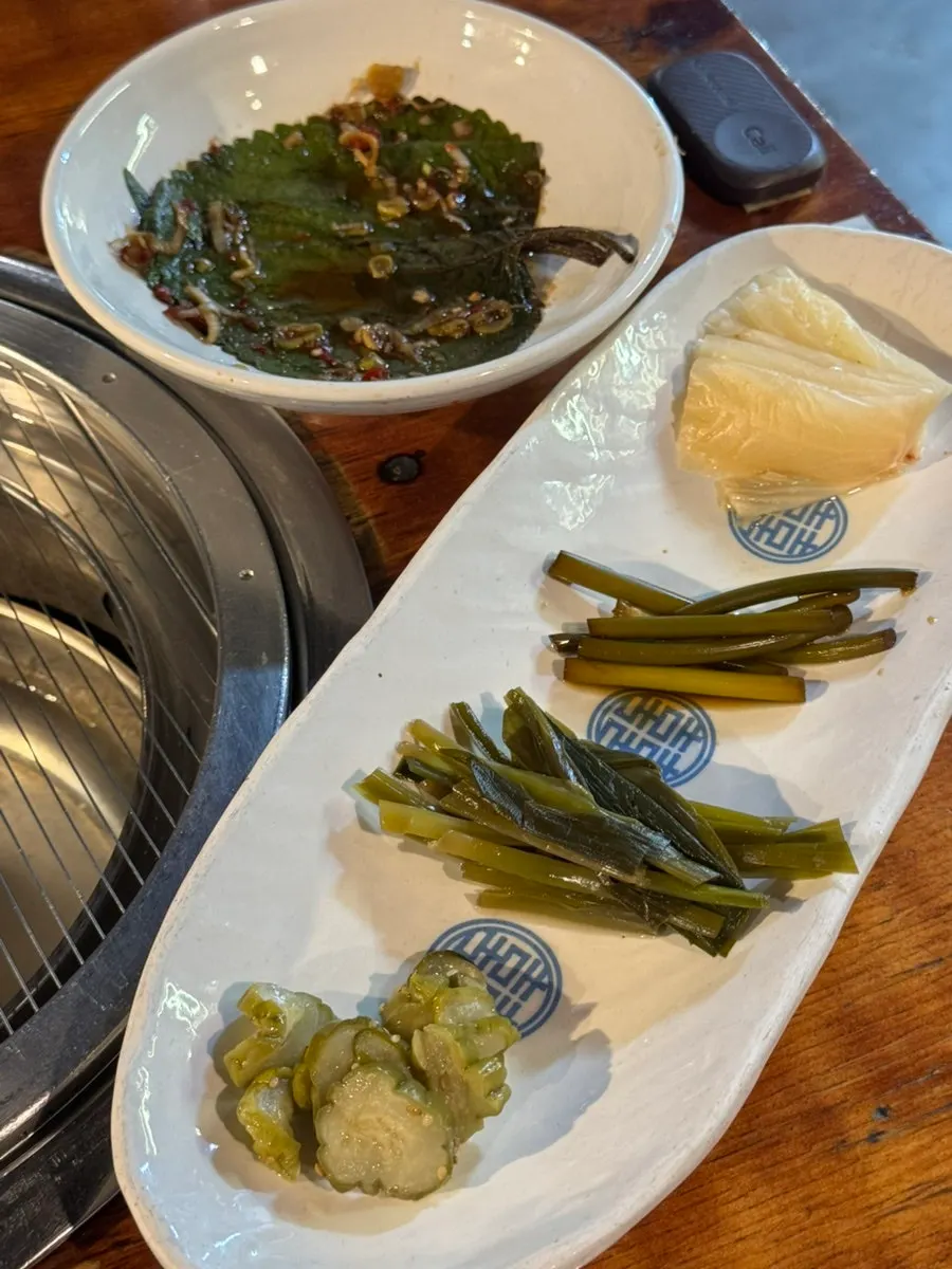 ユクトンリョン教大直営店の肉に添えられる副菜