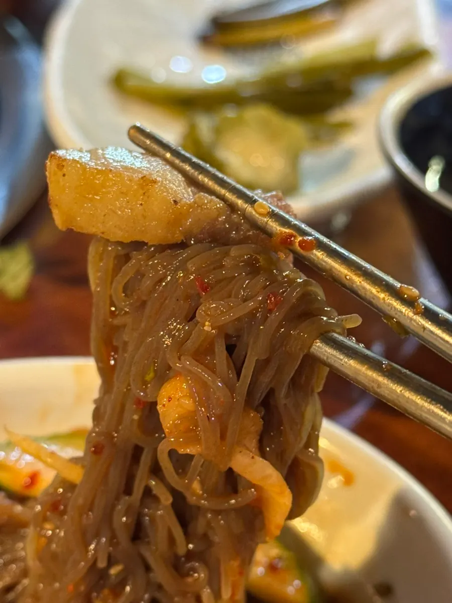 肉と一緒に添えて食べたユクトンリョンのビビン冷麺