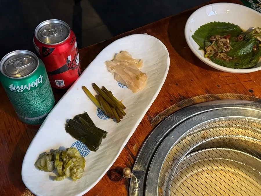 기본찬과 소스가 차려진 상차림