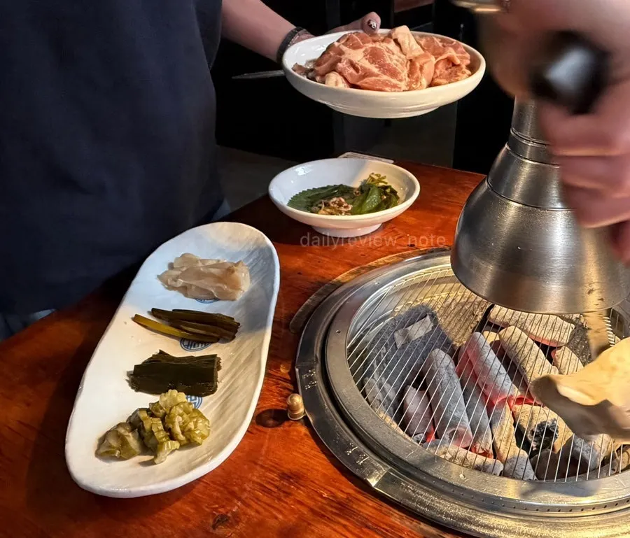 숯불이 올라온 테이블 불판