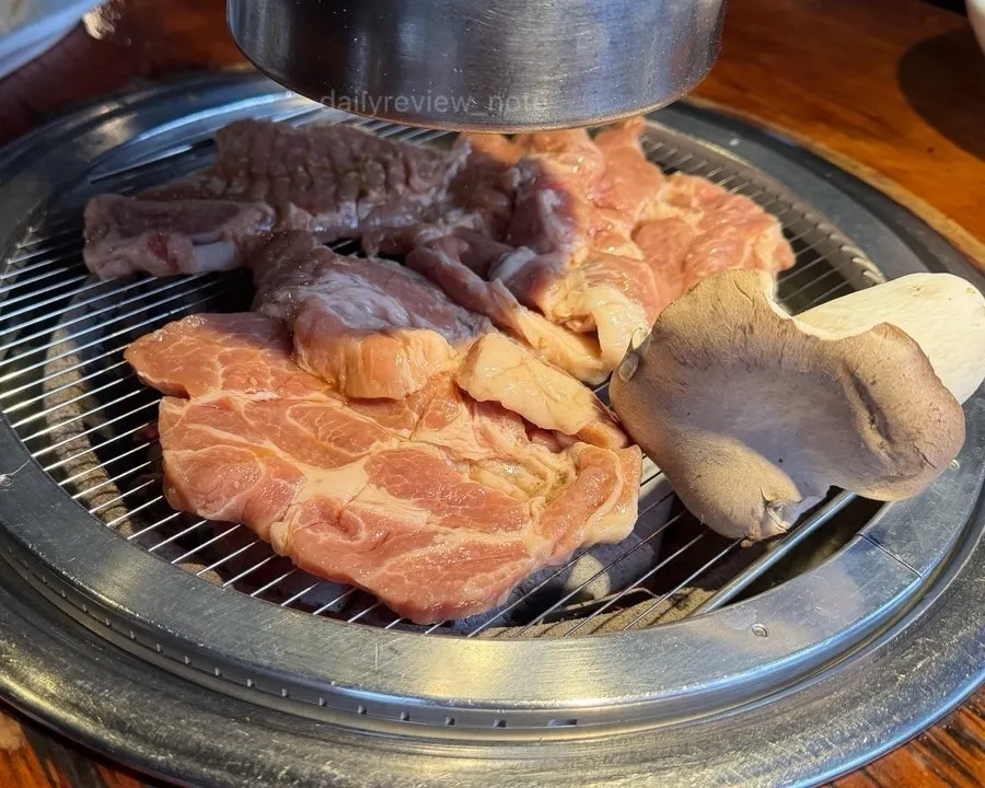 불판에 올린 한돈수제갈비와 새송이버섯