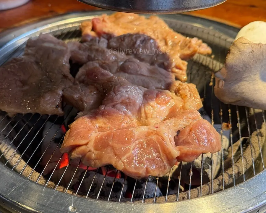도톰한 한돈수제갈비가 구워지는 모습