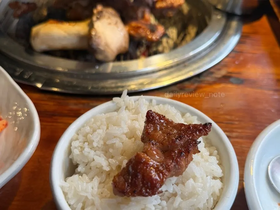 숯불에 노릇하게 구워진 돼지갈비