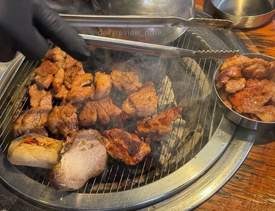 한쪽으로 옮겨둔 잘 익은 갈비