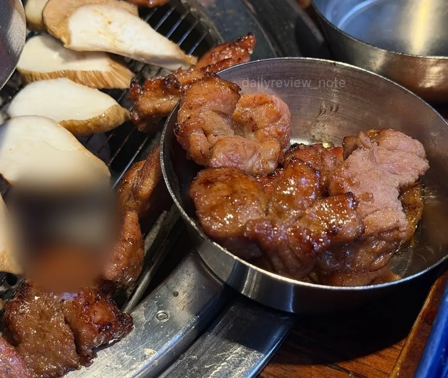 먹기 좋은 크기로 잘린 양념 갈비