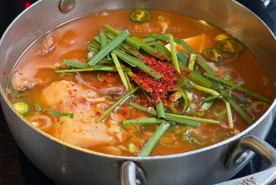 밥 위에 올린 돼지갈비와 새송이버섯
