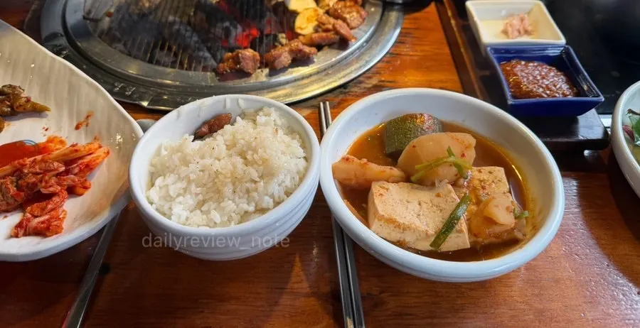 갈비와 밥, 토장찌개가 함께 놓인 상