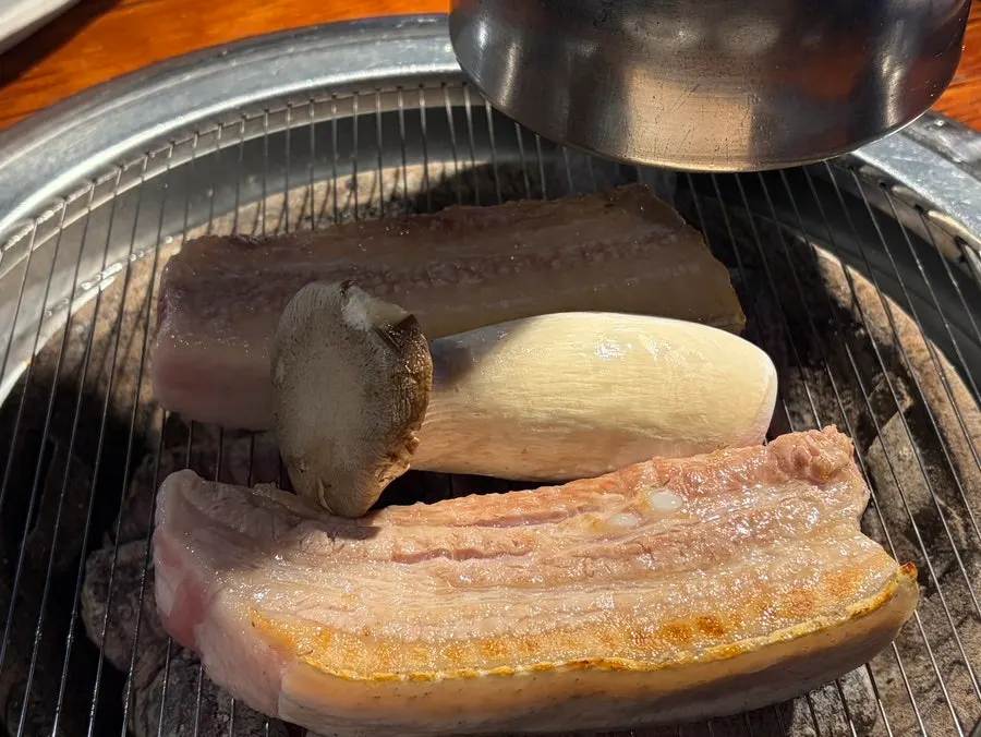 Yuk Tongryeong's bowl of rice served with seasoned laver and kimchi