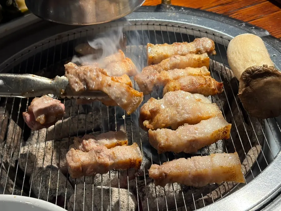 Yuk Tongryeong's meat and whole mushrooms on the charcoal grill