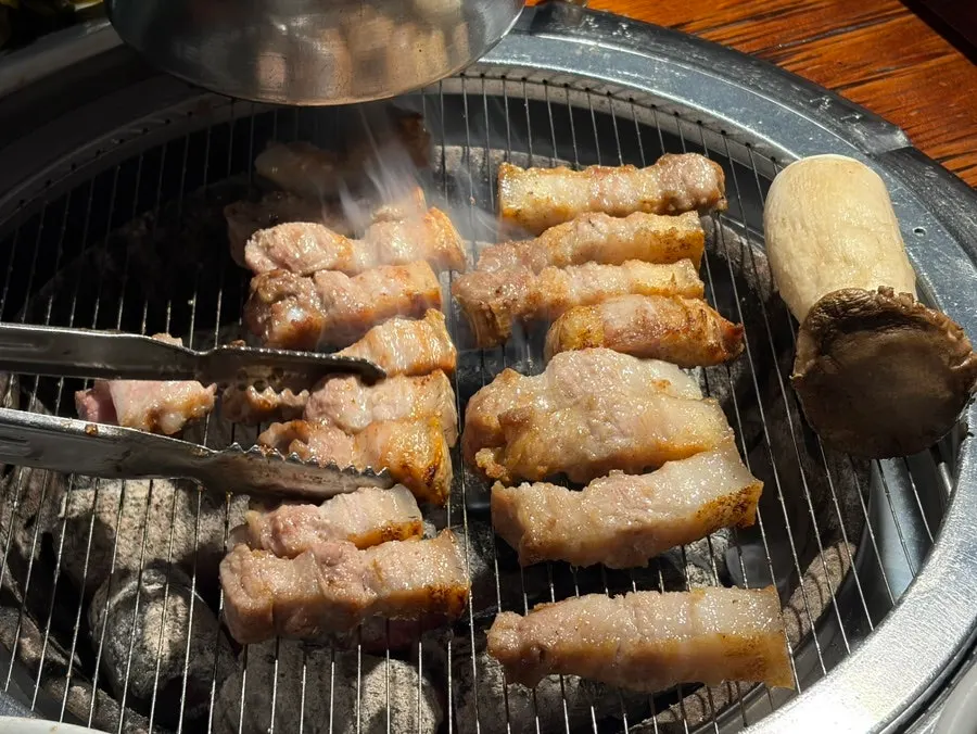 Staff grilling Yuk Tongryeong's yukgyeopsal and ogyeopsal