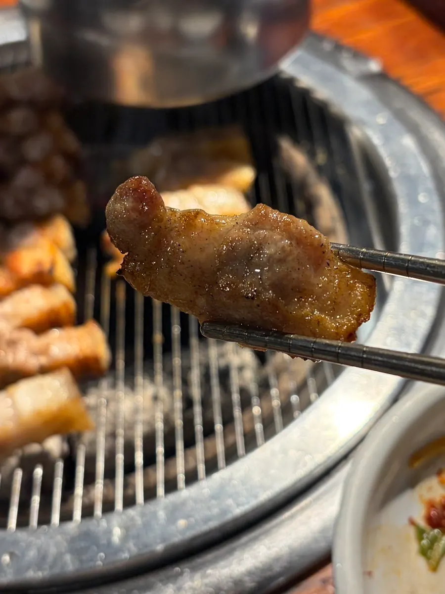 Vertical photo of Yuk Tongryeong's moist, well-grilled yukgyeopsal