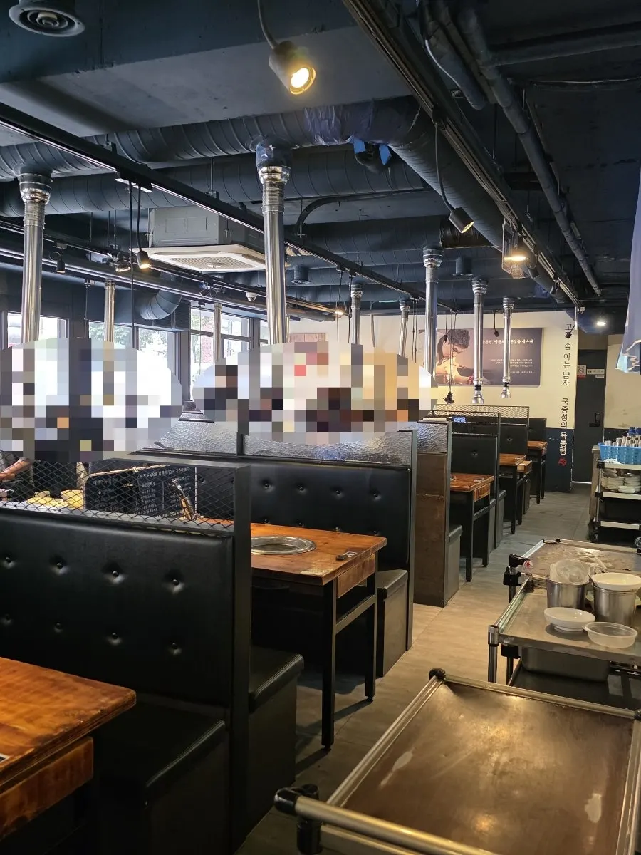 Spacious hall seating at Yuk Tongryeong Gyodae Direct Store