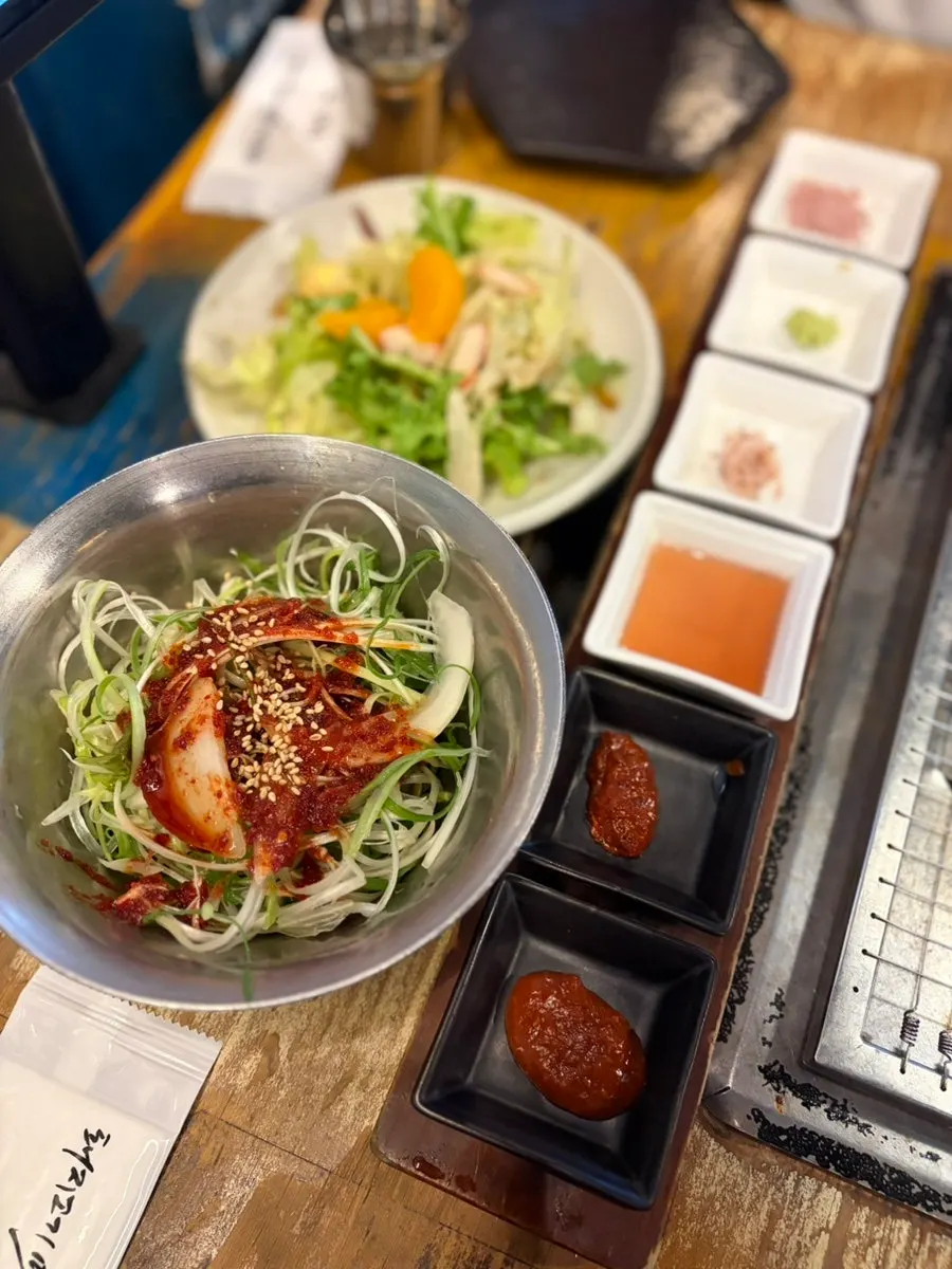 세팅된 밑반찬과 파절임 상차림