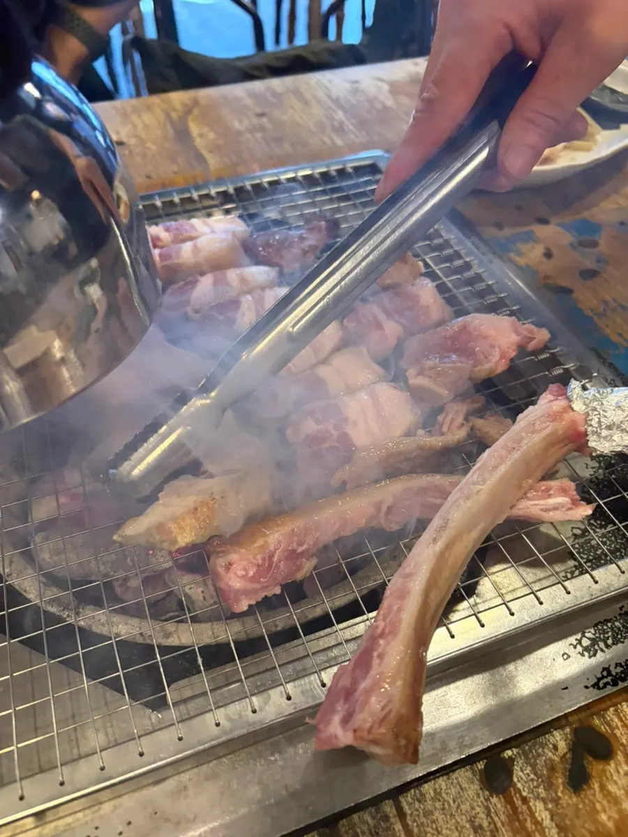 숯불에 올려진 두툼한 왕도끼뼈오겹살