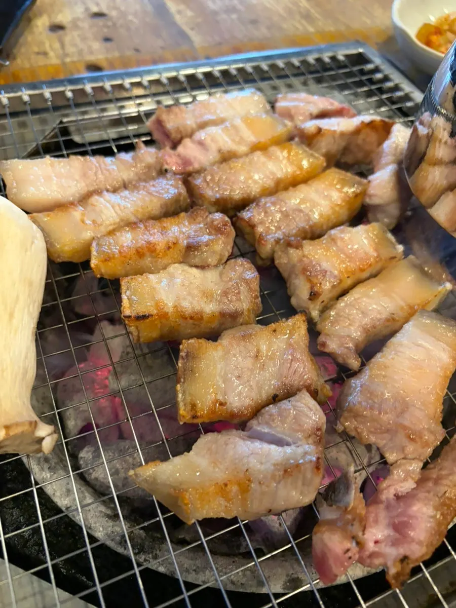 직원이 구워주는 흑돼지 오겹살