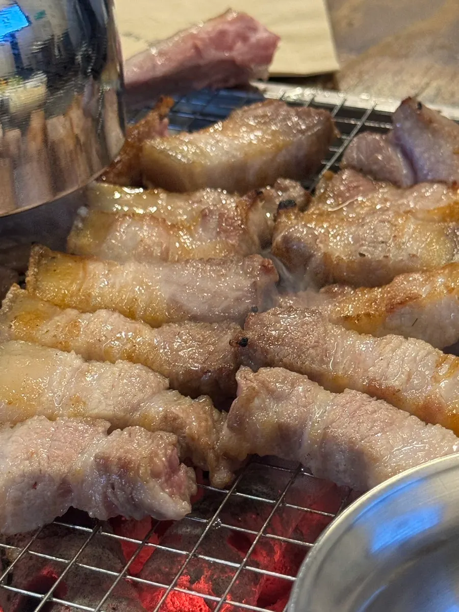 육즙이 올라온 숯불 오겹살