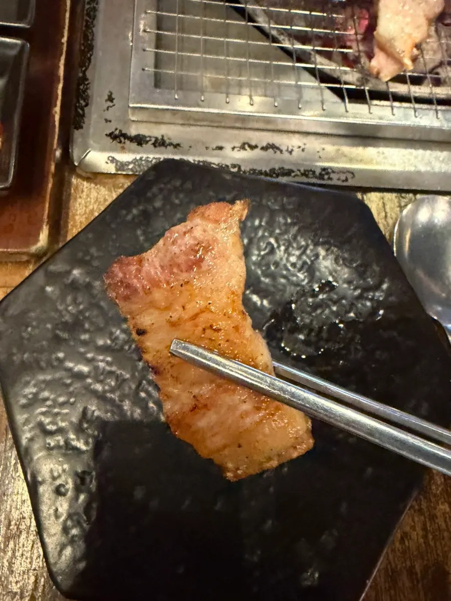 먹기 좋게 잘린 오겹살 한 점