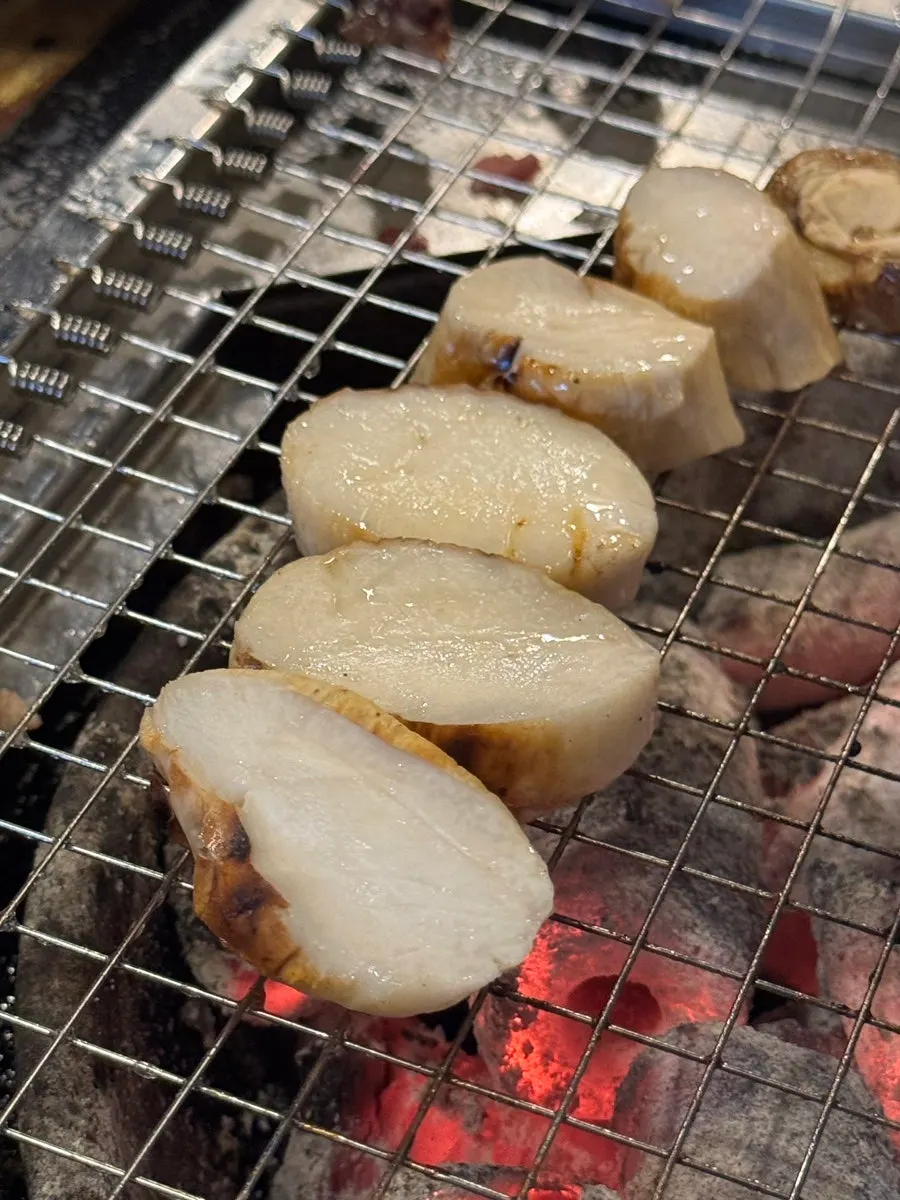 통으로 나온 버섯 곁들임 구이