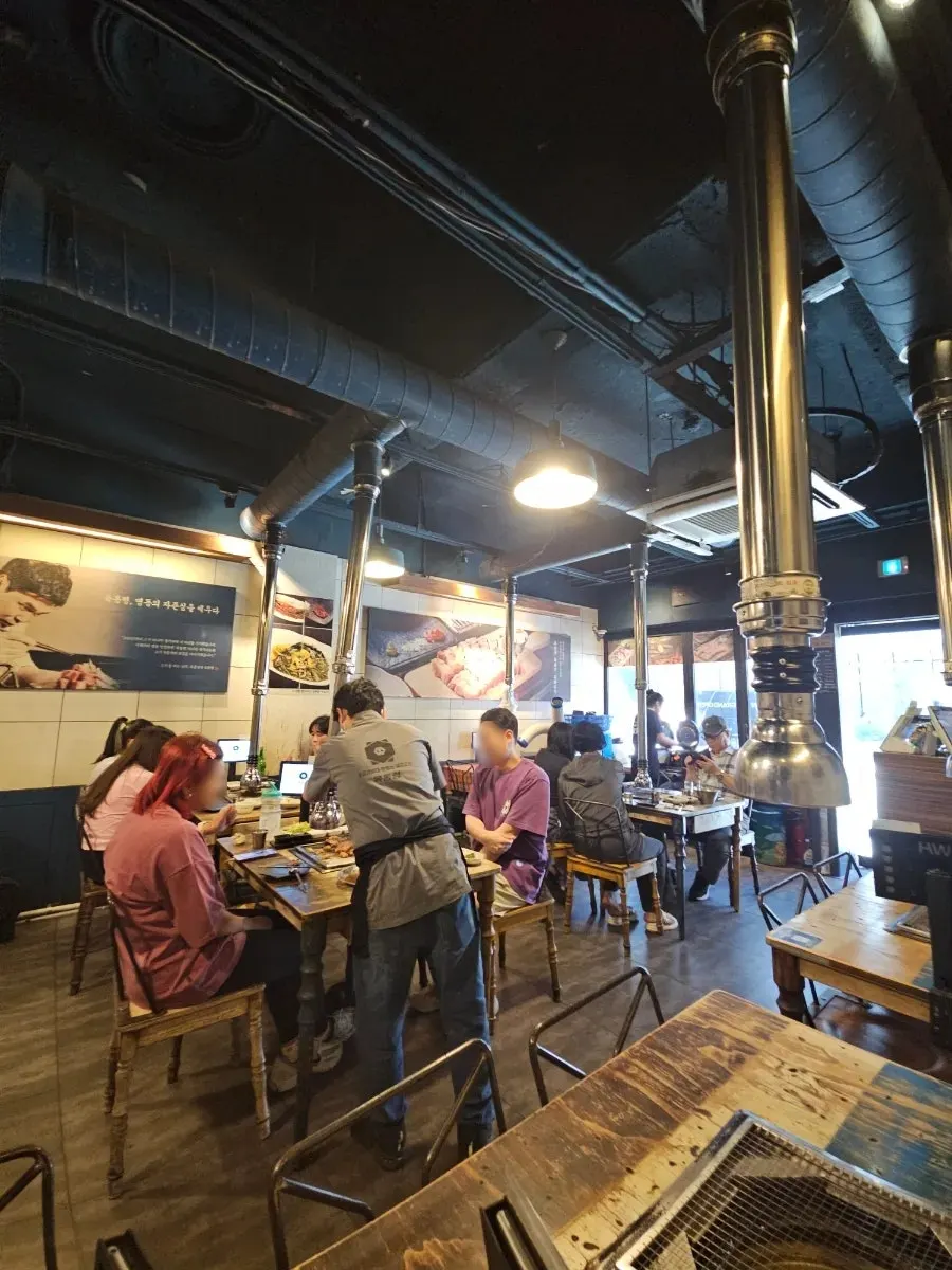 早い夕方でも客で賑わうユクトンリョン店内