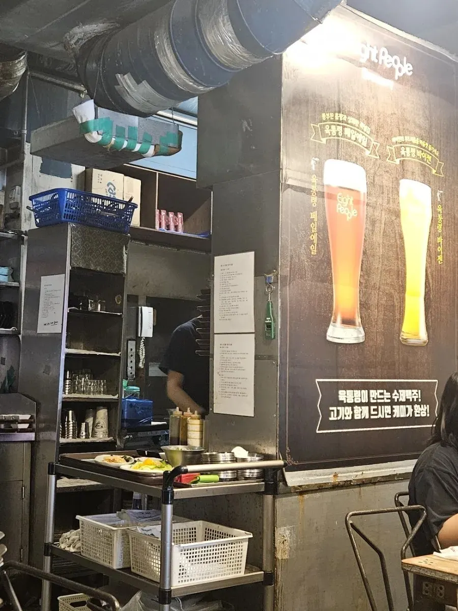 夕食の客がいるユクトンリョン店内の様子