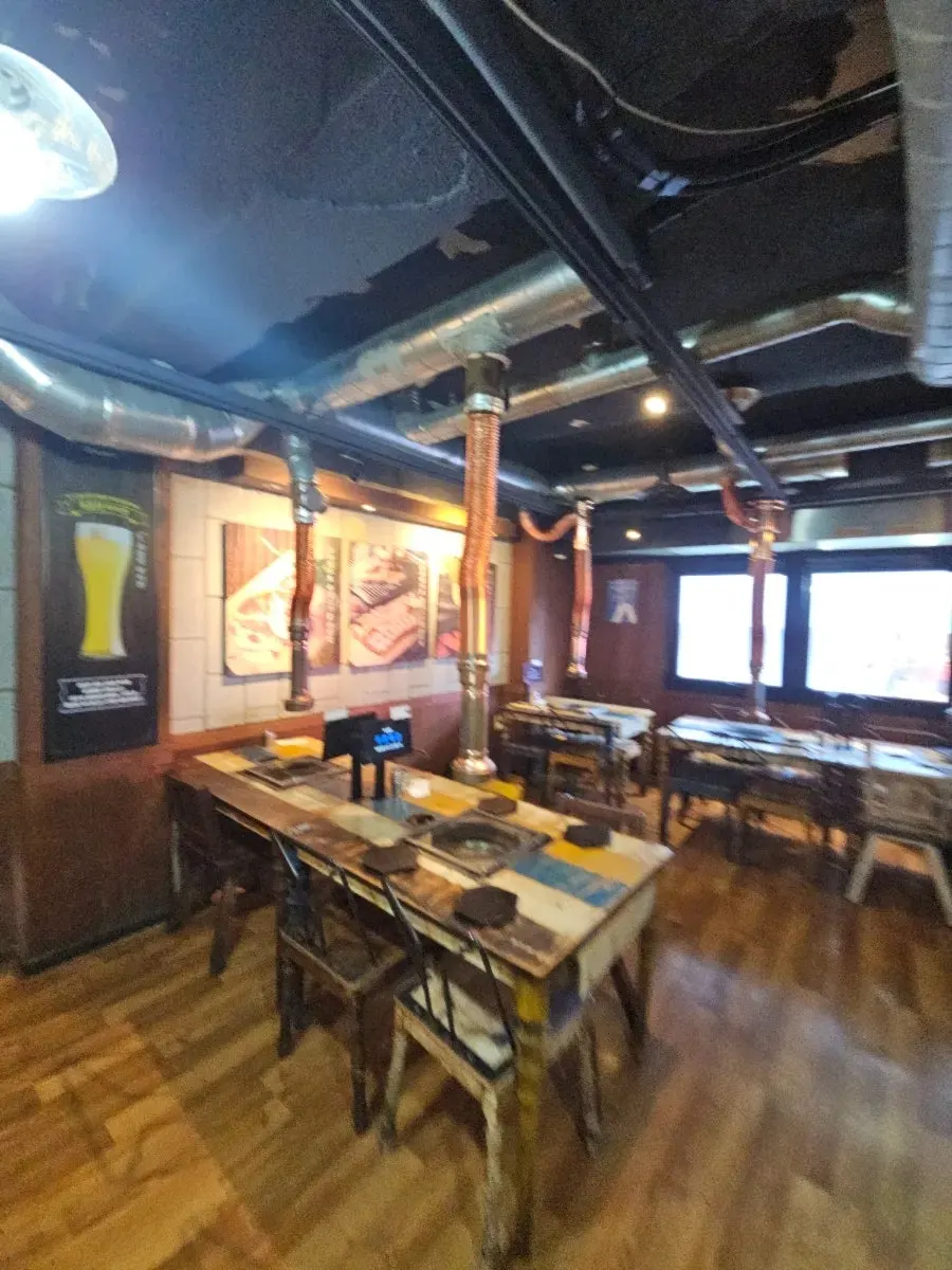 サインが展示されたユクトンリョン明洞本店の室内
